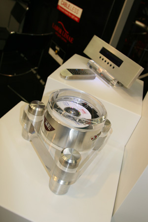 Illustration for article titled RISE Three-part CD Player Keeps Components Safe From...Each Other?